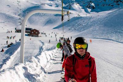 Skiërs houden zich vast aan de skilift op skikamp