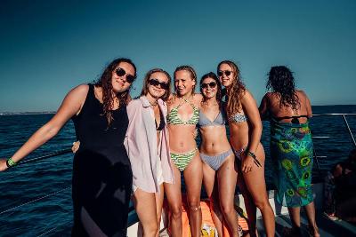 Jongeren voorop de boot tijdens de jongerenreis naar Calella