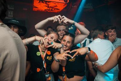 Jongeren feesten tijdens hun jongerenreis naar Calella