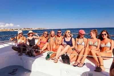 Meiden op een boottocht tijdens de jongerenreis naar Albufeira