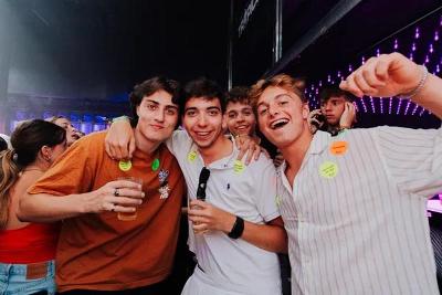 deze jongens feesten tijdens een internationaal kamp