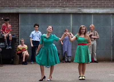 twee meisjes in groene jurk staan buiten te dansen tijdens theaterkamp in limburg