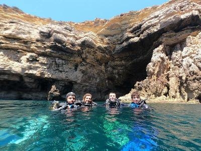Duikers in het water met een groepsreis in juni