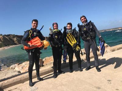 Deelnemers van een surfkamp in Portugal gaan duiken 