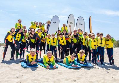 je kunt op surfkamp 16 jaar gaan en leuke mensen ontmoeten maak nieuwe vrienden tijdens een surfkamp 16 jaar