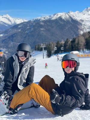 snowboarders op de foto tijdens groepsreis in Italie