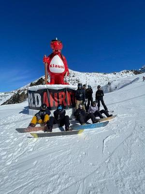 foto van deelnemers wintersport kamp op groepsreis in Italie