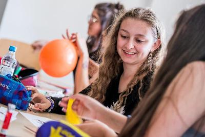 Knutselen met ballonnen tijdens jongerenreis Spanje
