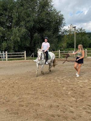 Meisje aan het paardrijden kamp