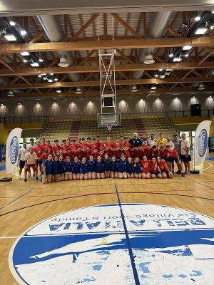 Groepsfoto van de kinderen op een basketbalkamp