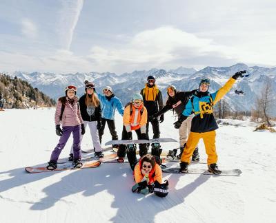 Groepsfoto tijdens wintersport in april groepsreis