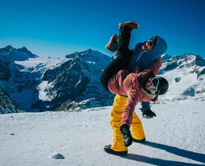 Twee deelnemers van een groepsreis in april op de piste
