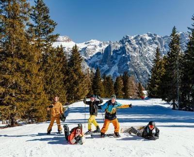 Jongeren op de piste met een groepsreis in april