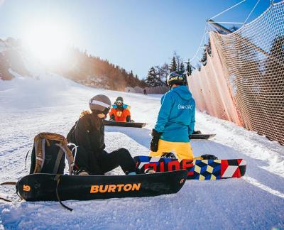 Jongeren op de piste met een groepsreis in april
